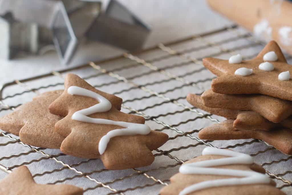 Traditional German gingerbread cookies on a cookie rack.